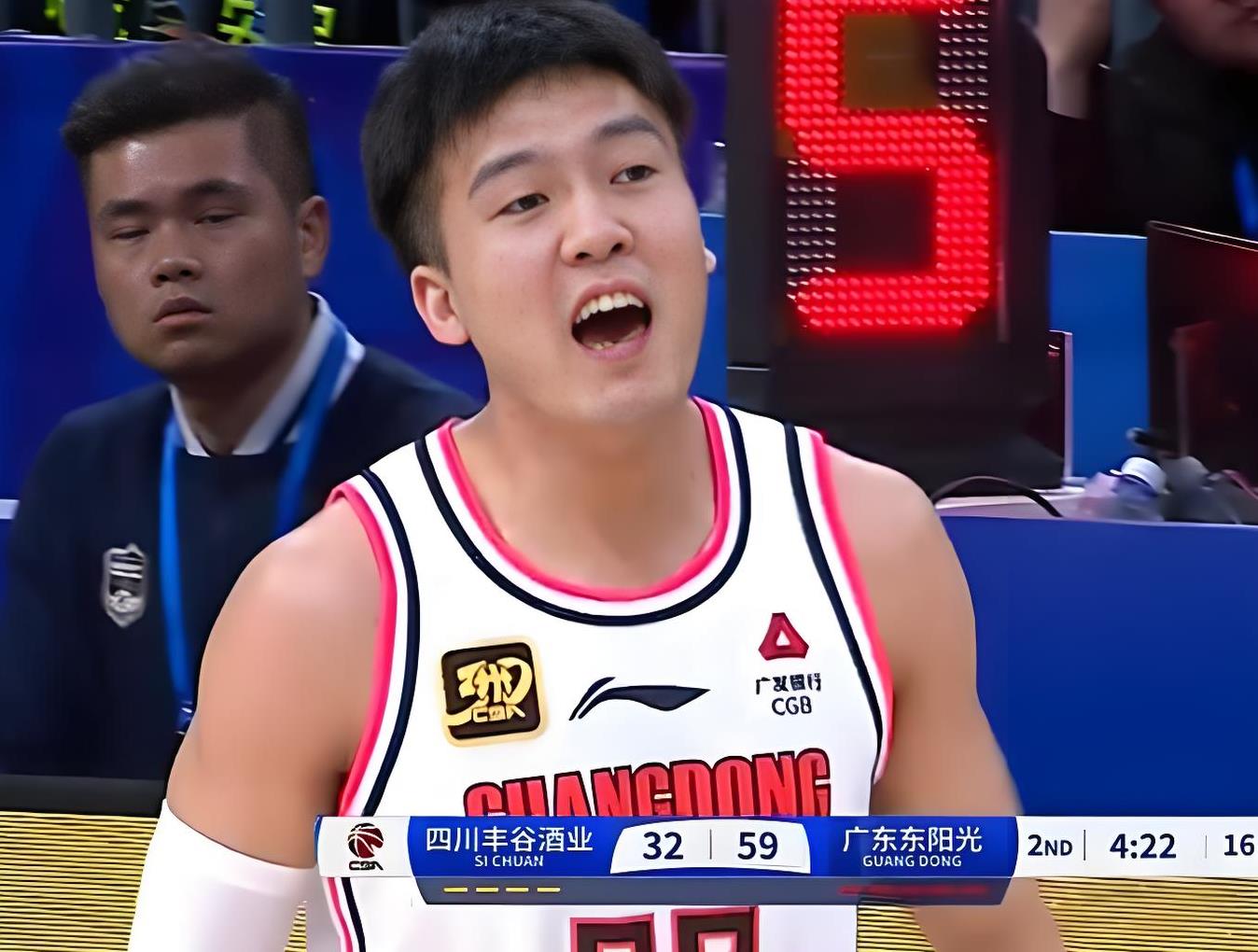称赞球员：这位球员在上场比赛中表现出色的简单介绍