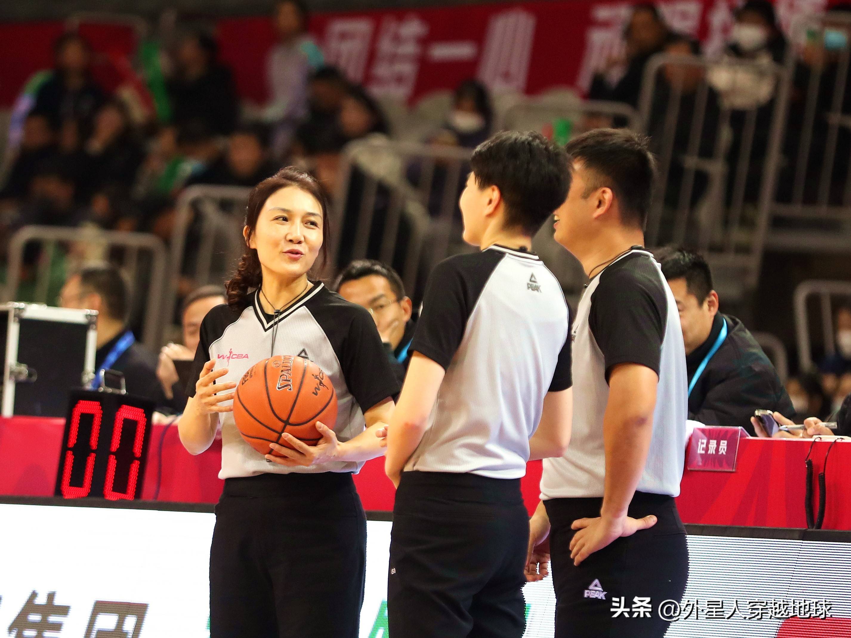 关于南美女篮赛事火爆开战，双方实力对比激烈的信息