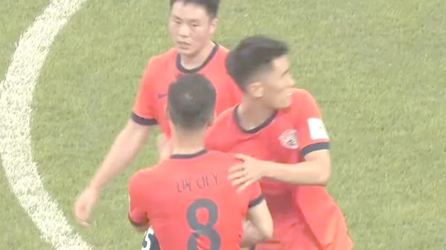 明日之星新秀们集结球场，展开激烈较量