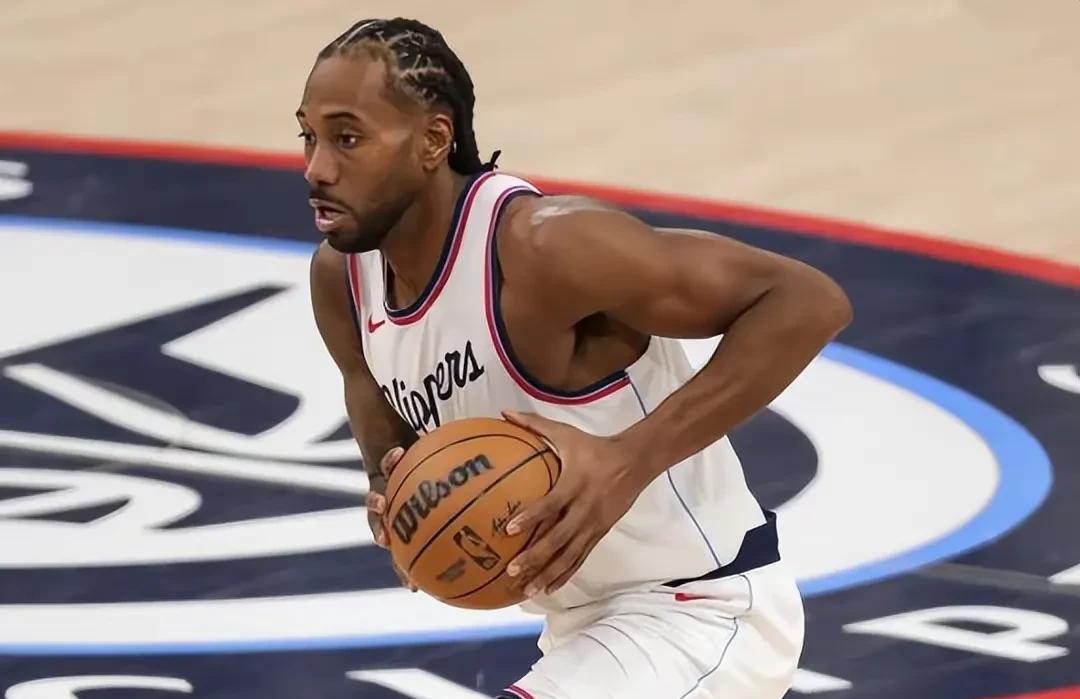 人主场赢球，西蒙斯表现抢眼