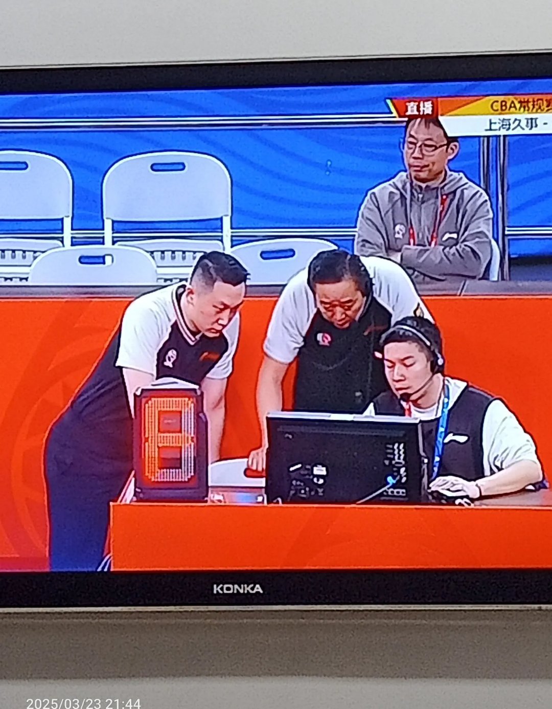 观众在社交平台上分享了球赛中面对面对决的短片的简单介绍