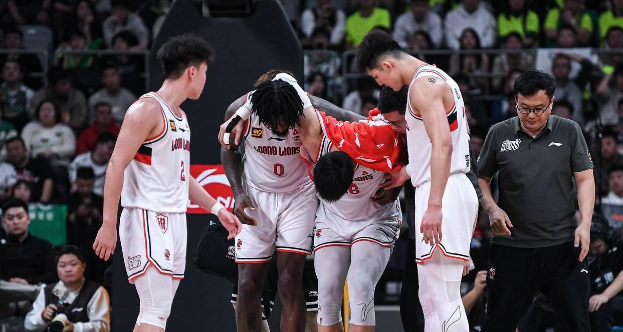 核心球员受伤，中国篮球队遭遇挑战