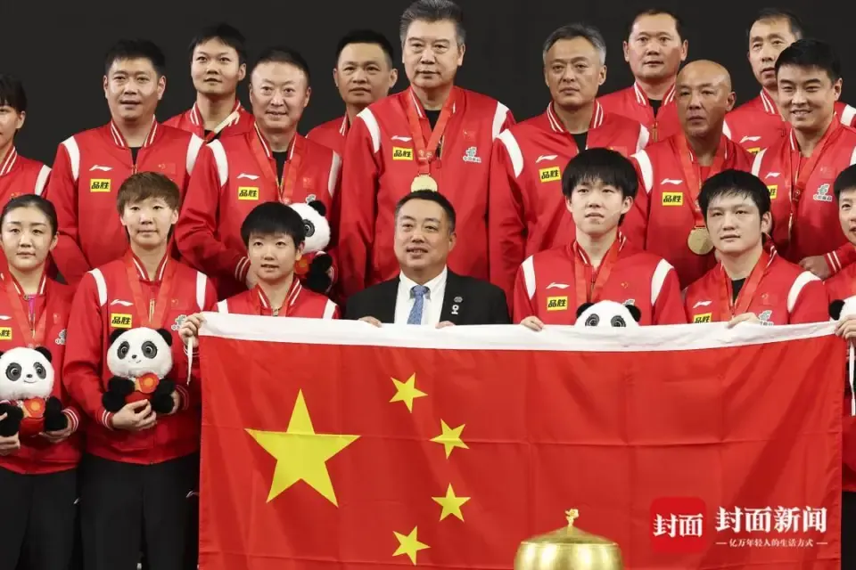 运动员拼尽全力，跨国团队竞技激情四射