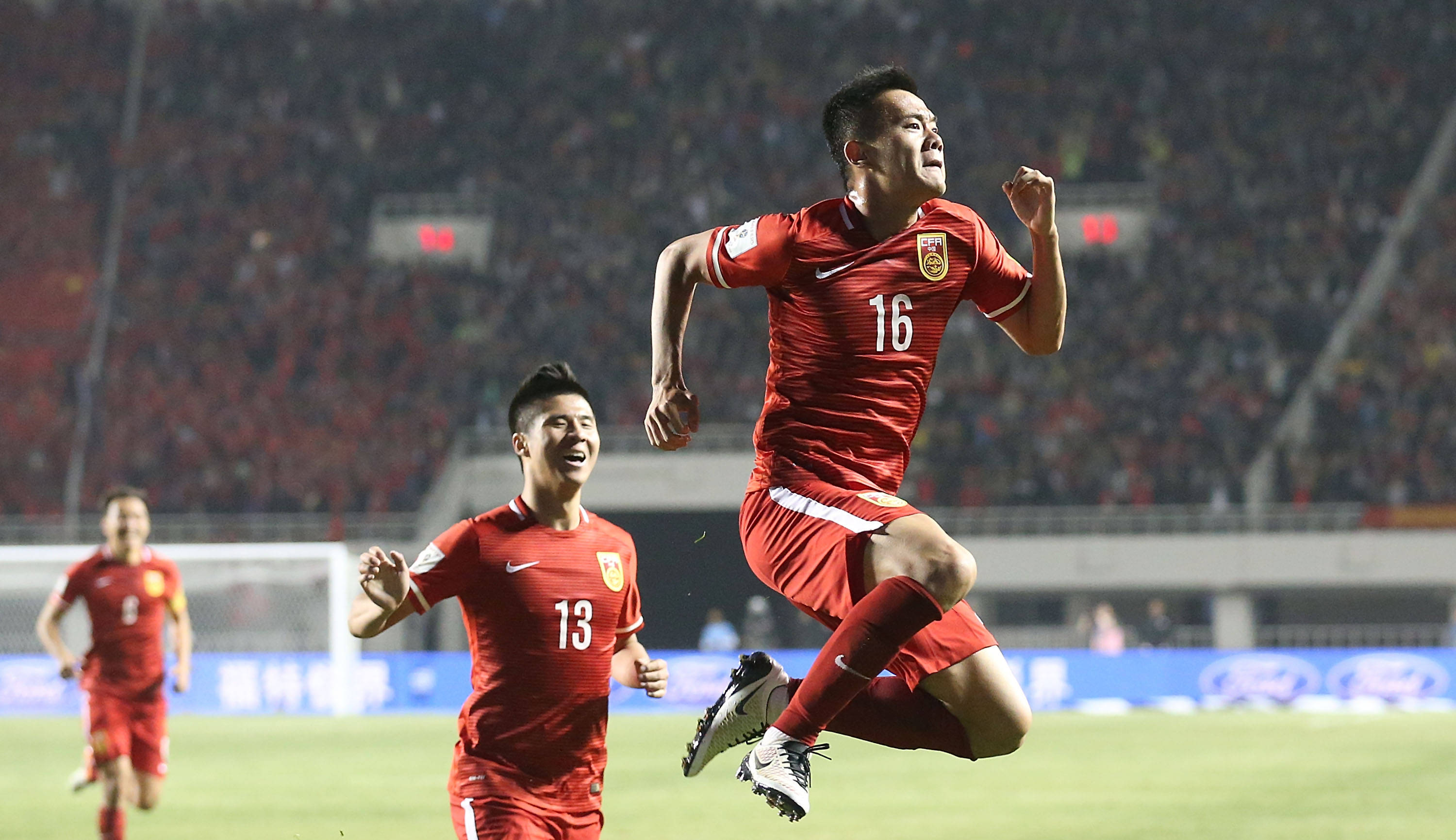 中国足球比赛角逐激烈近期上演 中国足球比赛角逐激烈近期上演