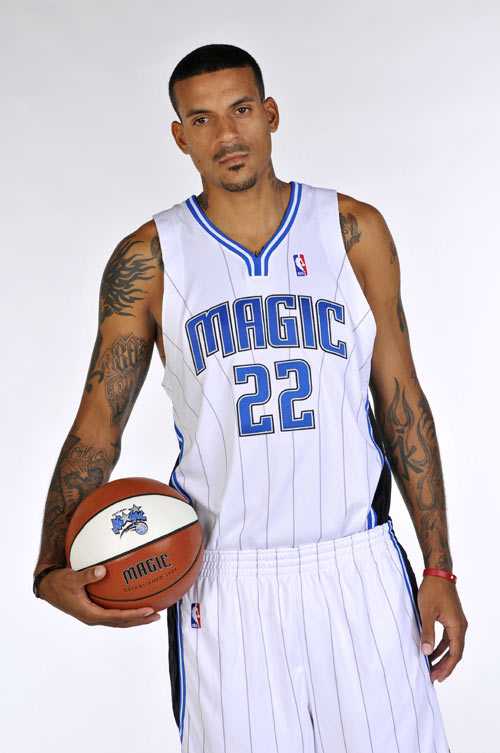 爱游戏官网-包含魔术队勇夺关键胜利，士气高涨的词条